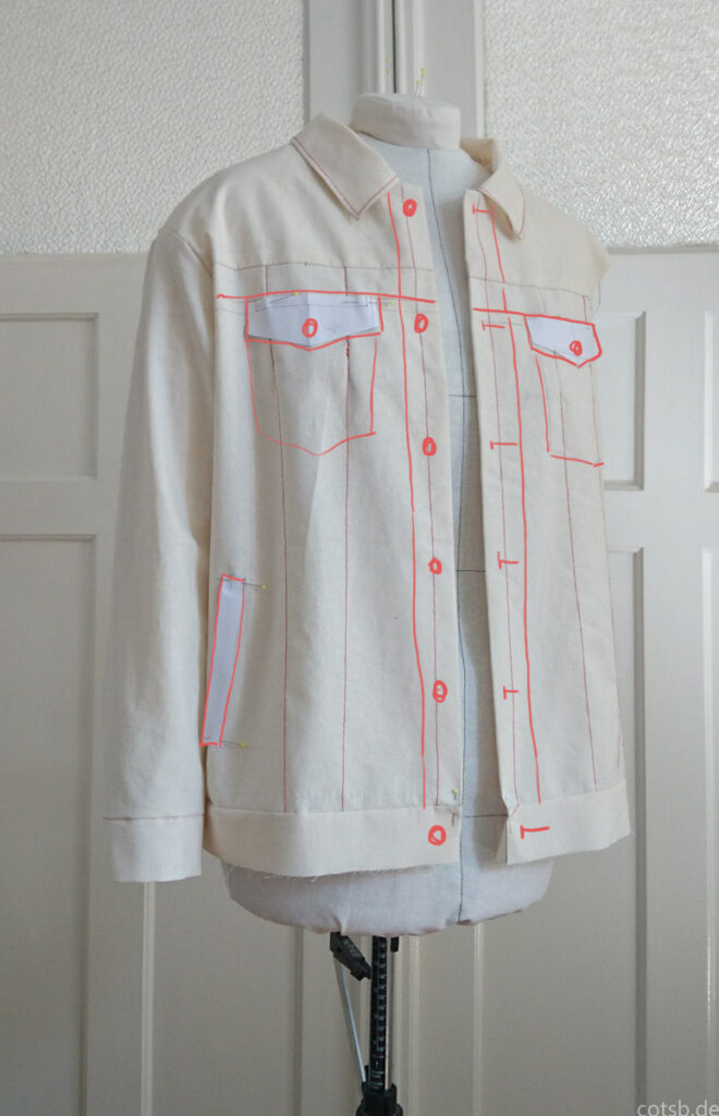 Jeansjacke Probeteil 1.2 auf der Puppe, Vorderseite, mit eingezeichneten Designlinien