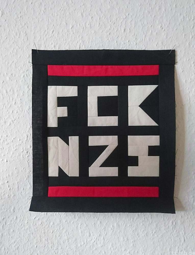 Patchwork, RUN DMC-Style mit den Buchstaben FCK NZS